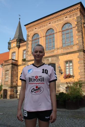 Kristin Sroka vor dem Calbenser Rathaus