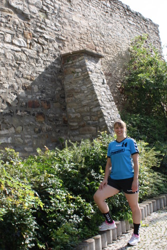 Stefanie Hüls an der Calbenser Stadtmauer