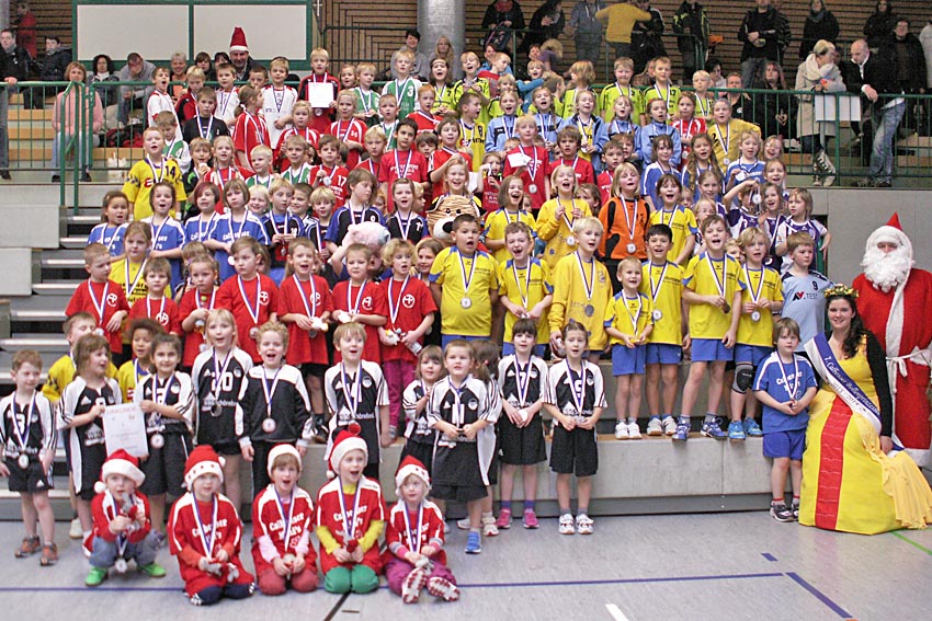 Ein beeindruckendes Gruppenbild mit der Calbenser Bollenprinzessin und dem Weihnachtsmann. Rund 120 Kinder aus Sachsen-Anhalt und Niedersachsen nahmen beim 17. Weihnachtsturnier der TSG Calbe teil. | Foto: Ulrich Wurbs