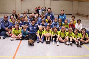 Die einen haben gerade erst mit dem Handballspielen angefangen - die anderen präsentieren ihren Verein in den beiden Aushängeschildern. Die 1. Männer- und 1. Frauenmannschaft halfen als Schieds- und Kampfrichter beim Miniturnier mit. Dazwischen blieb auch Zeit für ein gemeinsames Foto. | Foto: Ulrich Wurbs