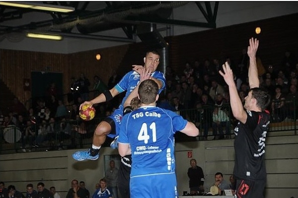 Calbes Ronny Krause steigt zum Wurf hoch. Er erzielte sechs Treffer gegen Tabellenführer HC Einheit Halle. Am Ende reichte es jedoch nicht, die TSG unterlag mit 26:30. | Foto: Christian Jäger