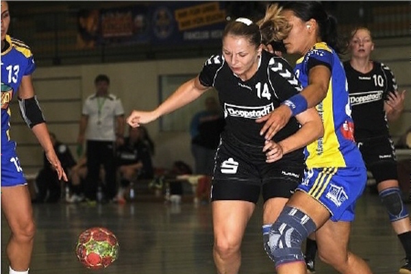 Stephanie Hüls (Mitte) und die TSG Calbe hielten gegen Mannschaften mit Nationalspielerinnen, wie in diesem Fall HSV Marienberg, gut mit, hatten aber das Nachsehen, . | Foto: Frank Nahrstedt