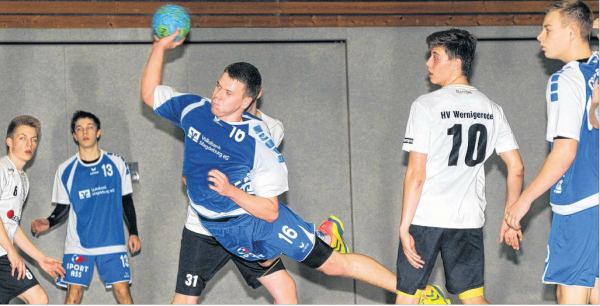 Marius Harig (im Wurf) zeigte ein sehr starkes Spiel gegen den HV Wernigerode und erzielte neun Treffer für die männliche A-Jugend der TSG Calbe. Durch den 30:25 (14:9)-Sieg, der fünfte Saisonerfolg, kletterten die Schützlinge von Eckhard Rätzel und Antje Lück auf den vierten Platz der Sachsen-Anhalt-Liga. | Foto: Frank Nahrstedt