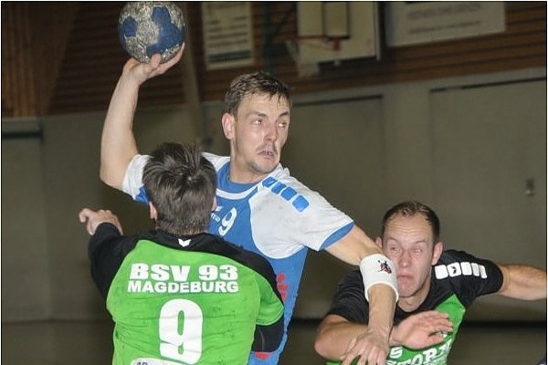 Calbes Rene Hulha (beim Wurf) ließ sich von der Magdeburger Deckung nicht beeindrucken und erzielte im Spiel insgesamt fünf Treffer. Die TSG gewann gegen den BSV sicher mit elf Toren Vorsprung. | Foto: nrc