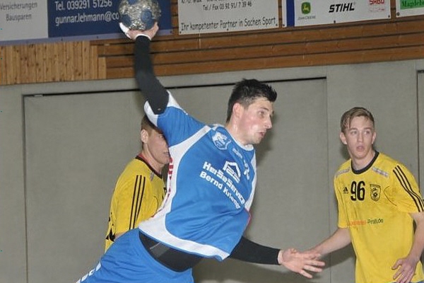 Nils Rätzel (am Ball) überzeugte zusammen mit Martin Sowa im Mittelblock und steuerte zwei Tore zum Erfolg der TSG Calbe gegen den SV Eintracht Gommern bei. | Foto: Nadja Reichert