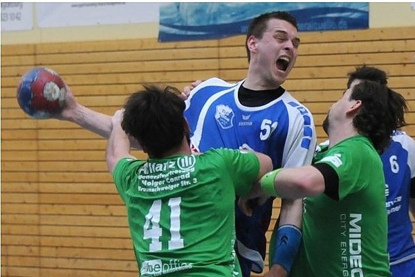 Felix Kralik (mit Ball) war im Hinspiel noch der Garant für den Erfolg, diesmal steuerte er drei Treffer bei. Entscheidend war der Auftritt des gesamten Teams, das gut gegen Michael Jahns verteidigte. | Foto: Frank Nahrstedt