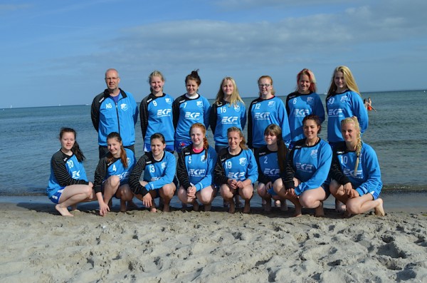 Das Foto mit der Ostsee im Hintergrund, es hat Tradition. Sportlich und mannschaftlich hinterließ das Team einen super Eindruck. Leider dürfen die Mädchen im nächsten Jahr nicht mehr teilnehmen, dann wechselt der Großteil in die B-Jugend.