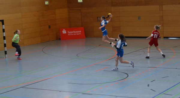 Lena Wurbs holt zum Sprungwurf aus.