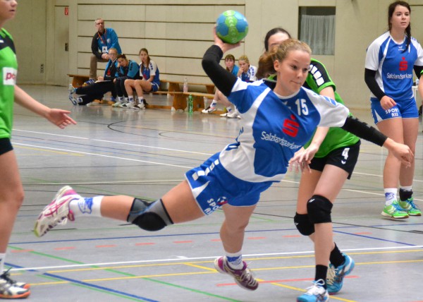 Seit Wochen schon fährt Vanessa Schumann eine Doppelbelastung, trainiert und spielt in der A- und der B-Jugend. "Sie stellt viel Zeit in den Dienst der Mannschaft", bedankte sich B-Jugend-Trainer Andreas Glöckner. Auf der Kreisposition ergänzt sich die 16-Jährige indes sehr gut mit Ottilie Lindner. | Fotos: U. Neumann