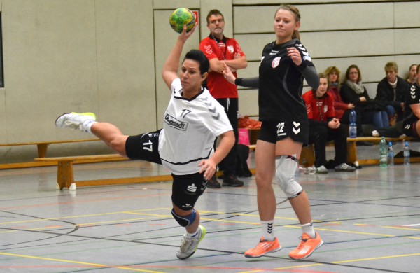 Am Kreis setzte sich Christin Meier gegen die Halle-Neustädterinnen durch und erzielte ihren Treffer. | Fotos: Ulrike Neumann