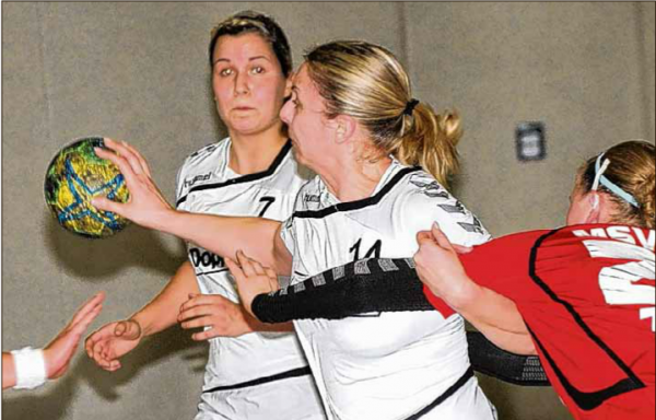 Stefanie Hüls (am Ball) war einer der Lichtblicke, bezog in dieser Szene Lisa-Marie Prokop (hinten) mit ein. | Foto: Frank Nahrstedt