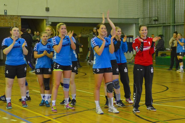 Gelöste Stimmung, lächelnde und erleichterte Gesichter nach dem befreienden Sieg bei TuS 1860 Magdeburg-Neustadt. Nach acht Spielen ohne Sieg brach in der Sporthalle Nachtweide endlich der Bann. | Fotos: Ulrike Neumann