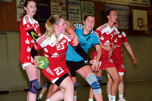 Calbes Lisa-Marie Prokop (M.) versucht, Lisa-Marie Bullert (2.v.l.) am Torwurf zu hindern. Dennoch traf die Schönebeckerin am Ende vierfach. Nach Abpfiff des Derby konnten die Spielerinnen und Fans der SG Lok über einen 29:28-Sieg jubeln. | Foto: Franziska Herz