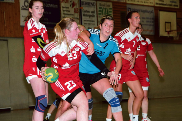 Calbes Lisa-Marie Prokop (M.) versucht, Lisa-Marie Bullert (2.v.l.) am Torwurf zu hindern. Dennoch traf die Schönebeckerin am Ende vierfach. ￼￼￼Nach Abpfiff des Derby konnten die Spielerinnen und Fans der SG Lok über einen 29:28-Sieg jubeln. | Foto: Franziska Herz