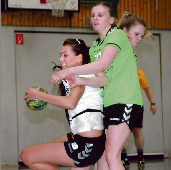 Drei Minuten vor Schluss setzte sich Sophia Rust (am Ball) durch und beendete die Torflaute des TSG-Teams. Mit vier Toren gewannen die Calbenserinnen. | Foto: Franziska Herz