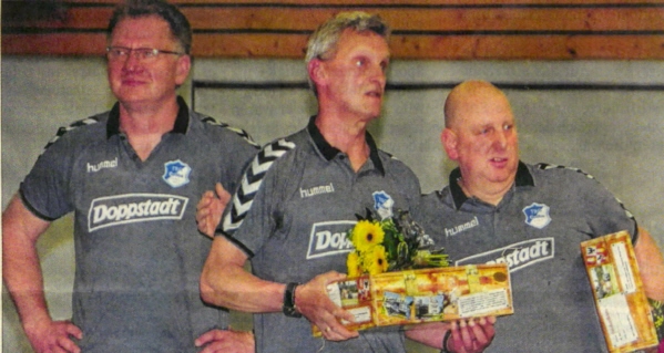 Wenige Minuten vor dem letzten Saisonspiel (v.l.): Der Mannschaftsverantwortliche Torsten Sowa und das scheidende Gespann, Co-Trainer Frank Falke sowie Coach Ronald Kampe. 