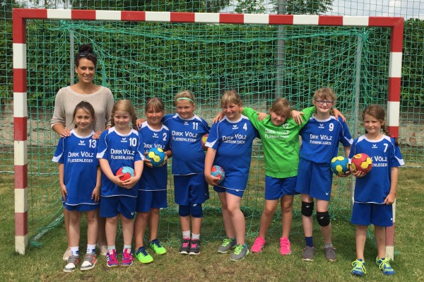 Ihre ersten gemeinsamen Auftritt hatte die neue weibliche E-Jugend der TSG Calbe: Trainerin Sophia Rust, Lara Schneider, Luisa Gerstenberg, Vivien Breitkopf, Nelly Fischer, Emma Hühne, Magdalena Heyer, Daria Krafczyk und Maya Rätzel. | Foto: Tilman Treue