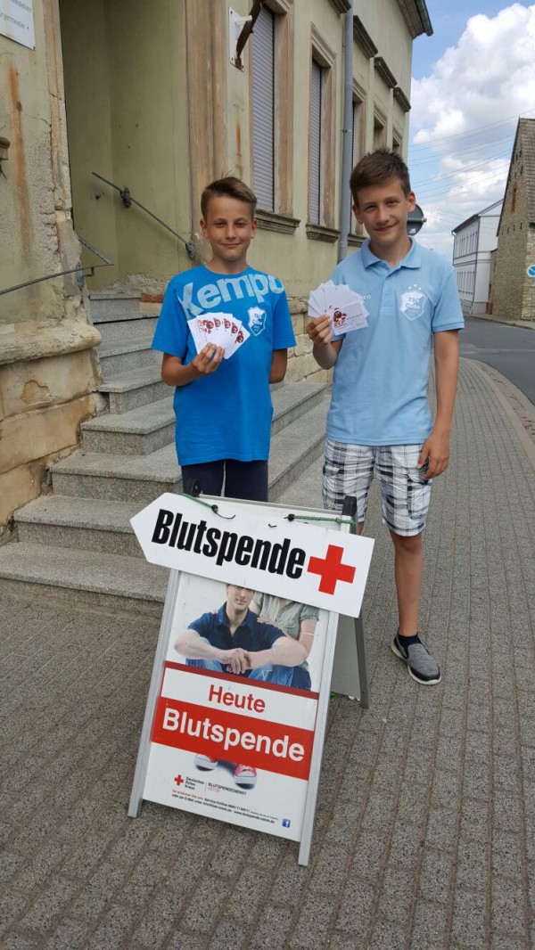 Joey Lohmann und Vico Tappenbeck verteilten in Welsleben die ersten Blutspendekärtchen für ihre Mannschaft. Am 7. Juli werden Vertreter der Mannschaft in der Lessingschule in Calbe auf hoffentlich viele Blutspender warten. | Foto: privat