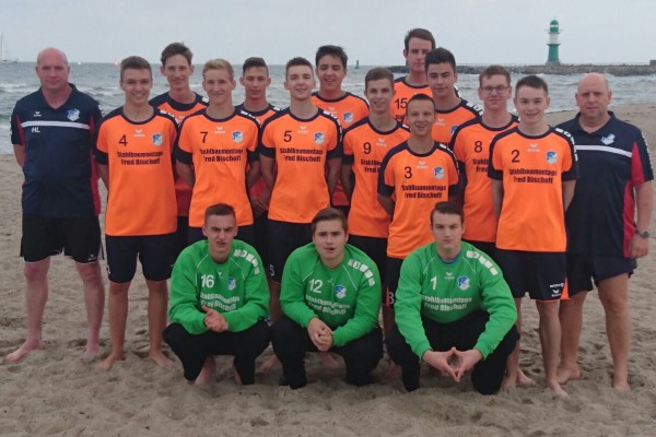 Mannschaftsfoto am Ostseestrand: Die männliche A-Jugend gastierte beim Warnemünde-Cup. | Fotos: privat