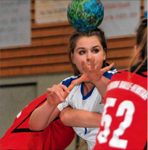 Kein Durchkommen: Alexandra Wolf (Mitte) und die B-Jugend der TSG Calbe mussten sich dem SV Union Halle-Neustadt mit 18:21 geschlagen geben. | Foto: Franziska Herz