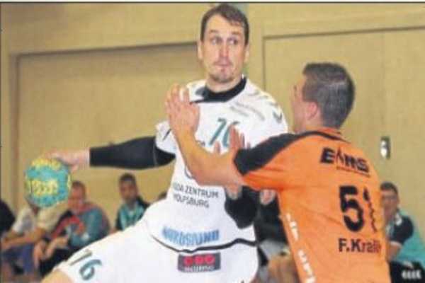 Michael Meichser (Oebisfelde) und Felix Fralik (Calbe) beim Spiel Oebisfelde -Calbe   Foto: Staade