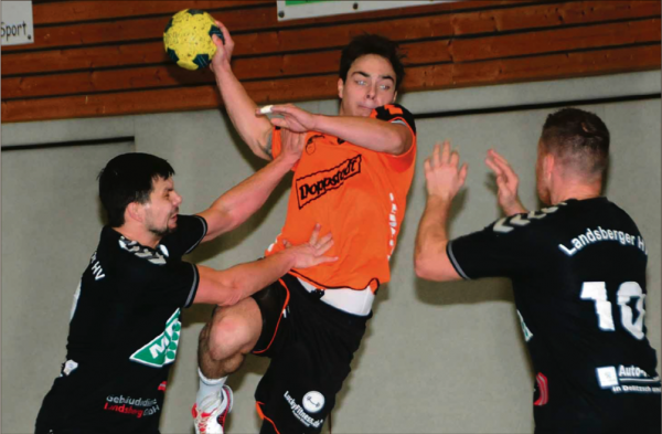 Auch das dritte Heimspiel beendeten die Handballer der TSG Calbe erfolgreich. Sie gewannen gegen den Landsberger HV mit 29:24. Maximilian Weiß (im Wurf) traf für seine Mannschaft achtmal. | Foto: Franziska Herz