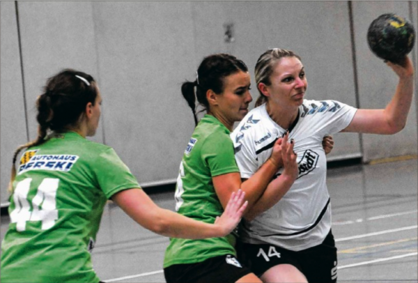 Stefanie Hüls (am Ball) erzielte in der Partie gegen den TSV Niederndodeleben II sechs Treffer für die TSG. Dennoch verlor ihr Team mit 24:29. Coach Frank Falke haderte dabei weniger am Können seiner Handballerinnen, sondern an der mangelnden Bereitschaft Verantwortung zu übernehmen | Fotos (2): Frank Nahrstedt