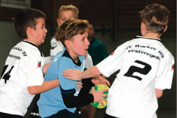 Die Nachwuchs-Handballer der männlichen E-Jugend um Emiel Herzig (am Ball) gewannen gegen den favorisierten SV Wacker Westeregeln mit 28:24. Für die Calbenser war es der fünfte Sieg aus zehn Spielen. | Foto: Franziska Herz