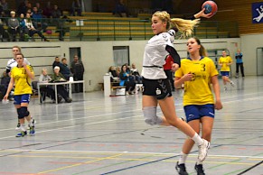 Michelle Feilhaber (am Ball) zeigte ein starkes Spiel und trug sich insgesamt neun Mal ein. | Fotos: Ulrike Neumann