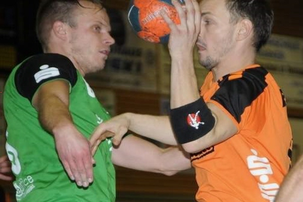 Nach 14 Monaten Spielpause stand René „Easy“ Hulha (r.) von der TSG Calbe wieder für seine Farben auf dem Parkett. Die Mannschaft gewann mit 32:23. Foto: Franziska Herz