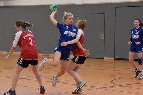 Die weibliche A-Jugend sicherte sich in Oschersleben die Punkte. Michelle Feilhaber (am Ball) trug sich sechs Mal ein.