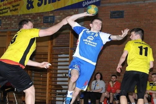 Ein bitteres Remis in letzter Sekunde kassierten die Handballer der TSG Calbe um Steve Ilgenstein (r.) auswärts beim Post SV Magdeburg. Foto: Enrico Joo