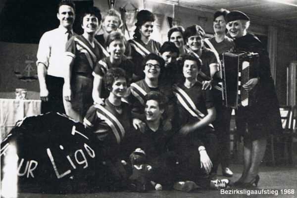 Auf dem Foto hinten: Trainer Hans Filz, Dorli Rudel, Dorle Hädecke, Erika Wolter, Helga Lehmann,                     Sigrid Hesse, Hildegard Schlöcker, Giesela Groß * Mitte: Inge Möbes, Karin Elze, Waltraud Müller,                       Christine Riemer, Gerda Filz und Christa Lehmann.